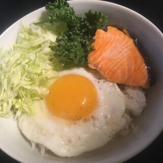 塩鮭とキャベツの目玉焼き丼